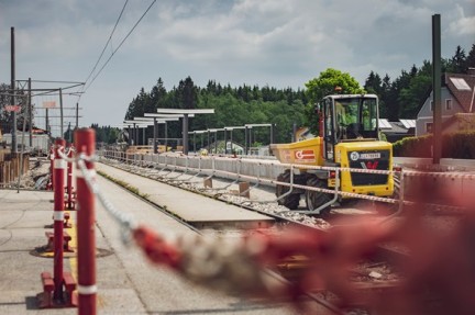 Bagger bei der Baustelle an einer neuen Haltestelle