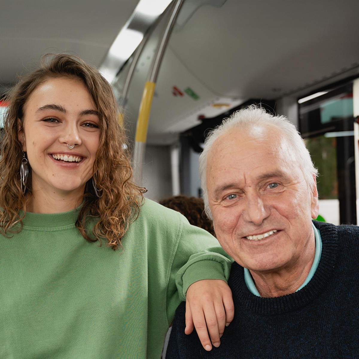 Lächelnde Fahrgäste