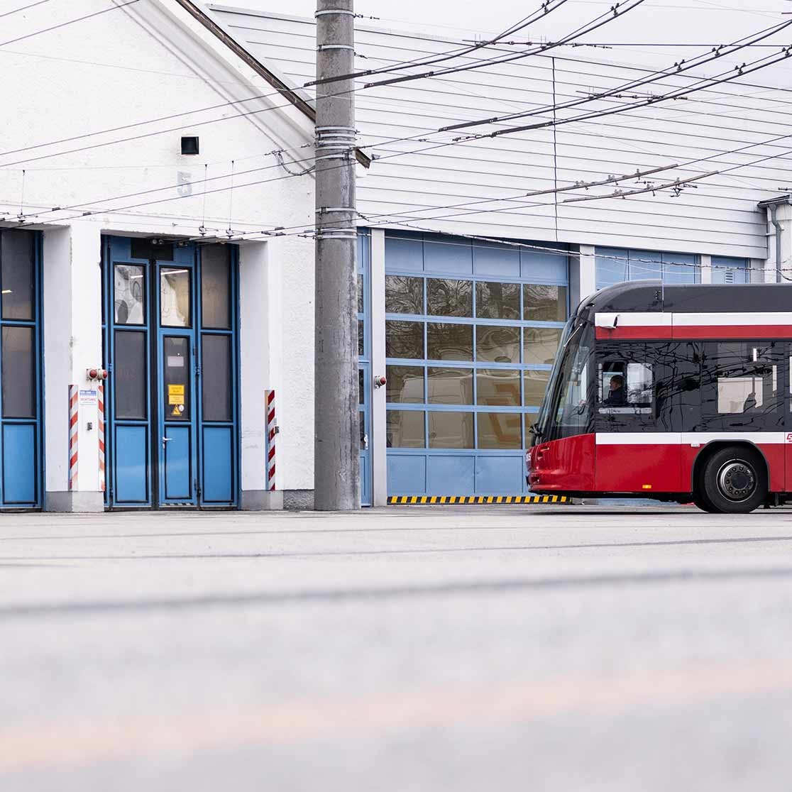 OBUS vor Garage
