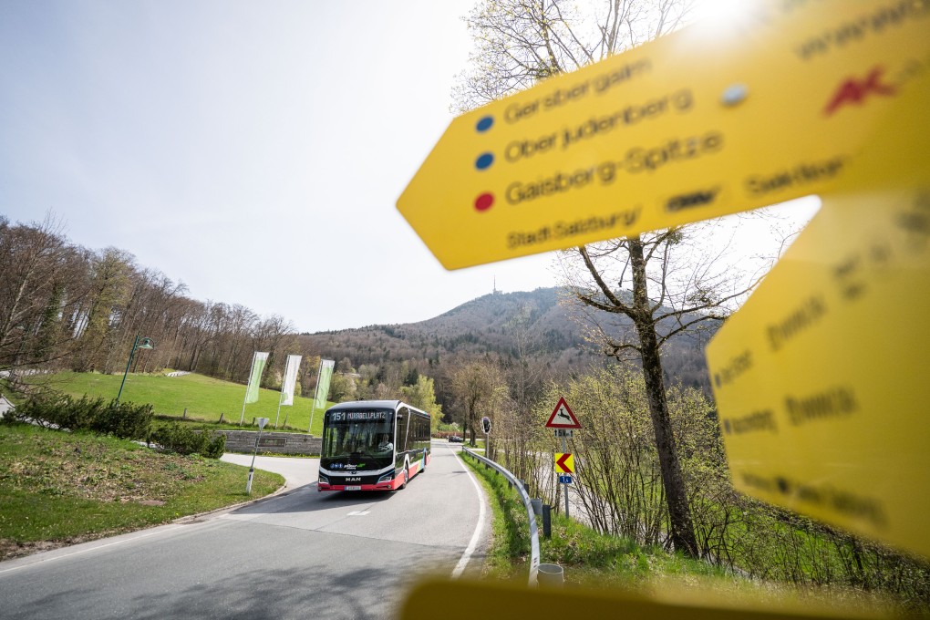 Der komplett elektrische Gaisbergbus bei der Gersbergalm auf der Gaisbergstraße im Frühling am 14.04.2025. // The fully electric Gaisbergbus on Gaisbergstraße in spring on April 14, 2025.
