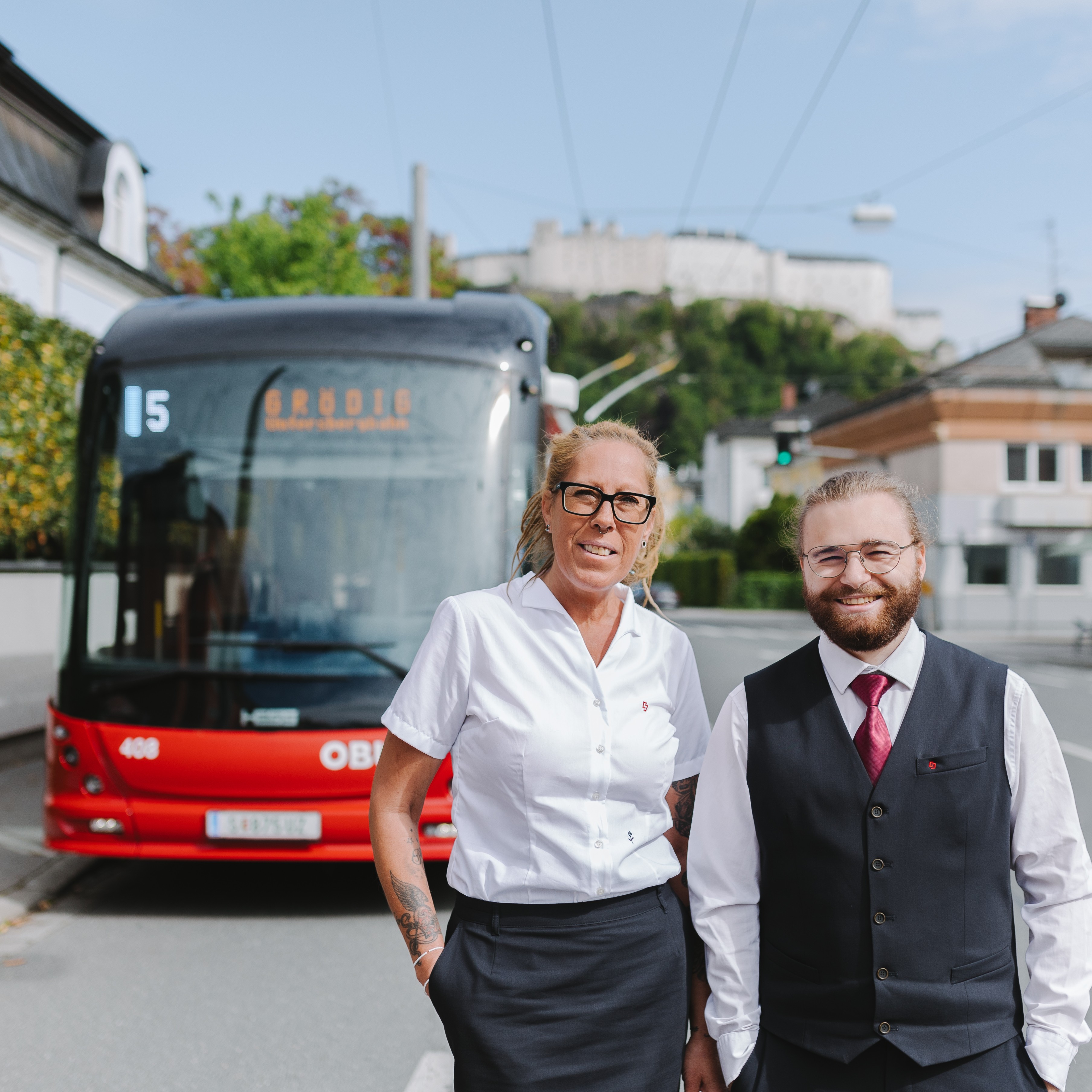 Obusfahrerin und Obusfahrer vor einem Obus