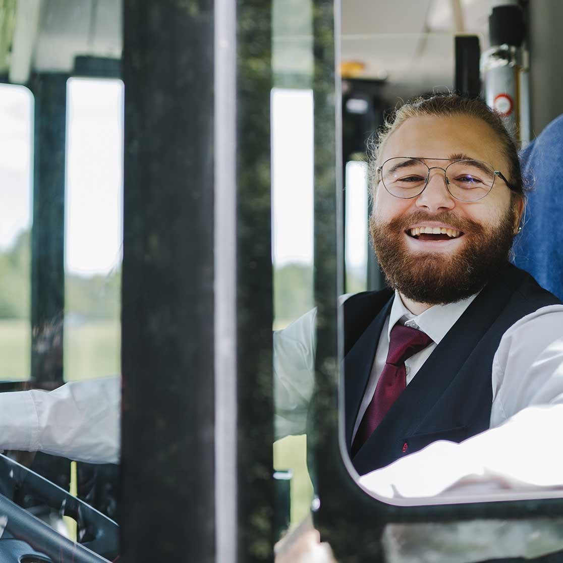 Lächelnder Obuslenker