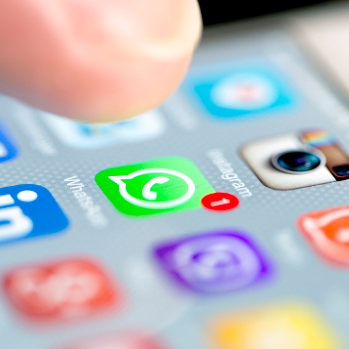 Handy-Bildschirm auf dem die Applikation WhatsApp zu sehen ist