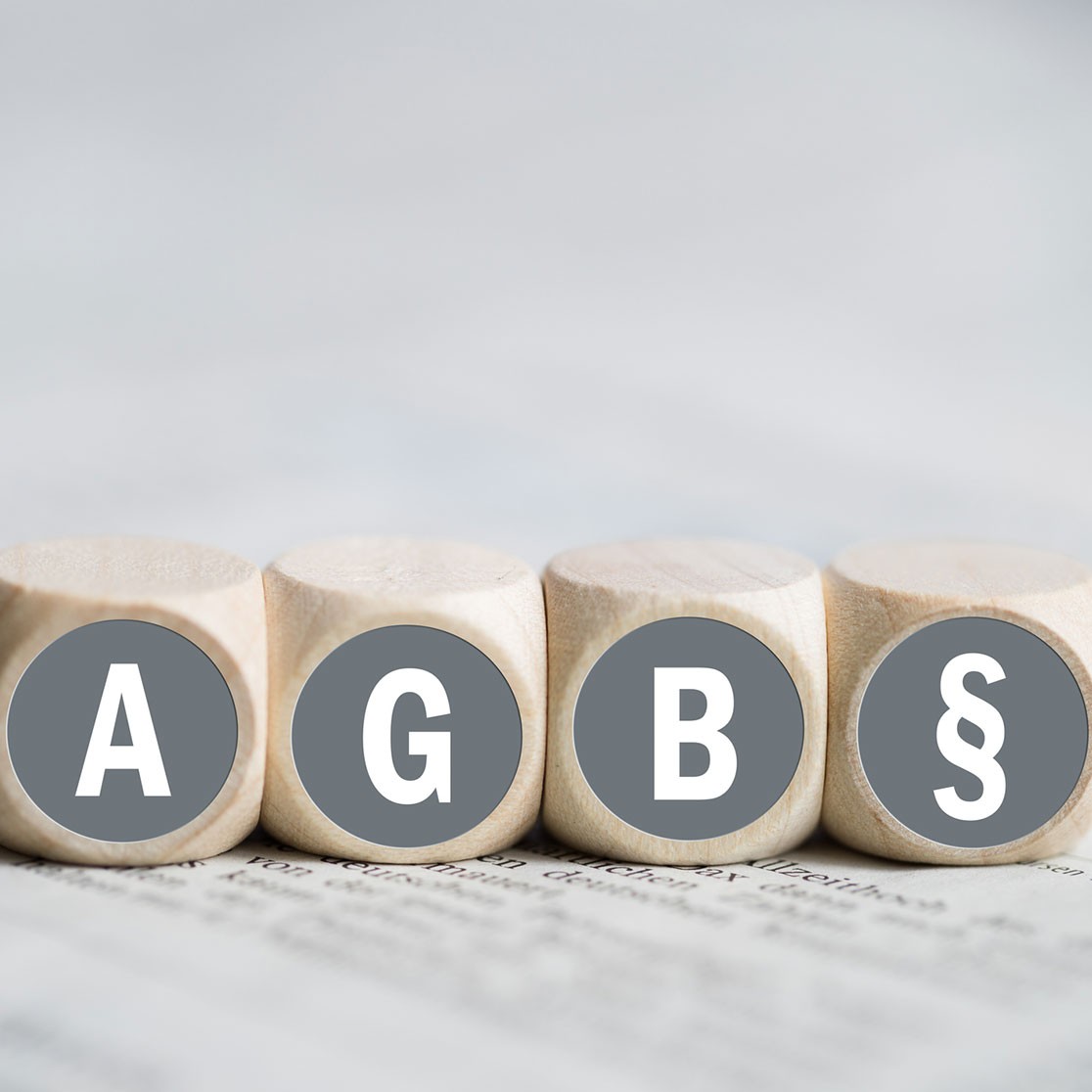 4 Würfel, auf denen AGB § aufgedruckt ist