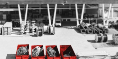 Rote Container mit Metalldraht, Lager der Salzburg AG im Hintergrund.