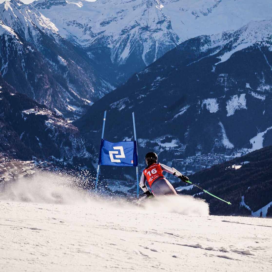 Skifahrer des Salzburger Landeskiverbandes vor einem Tor mit Salzburg AG Logo.