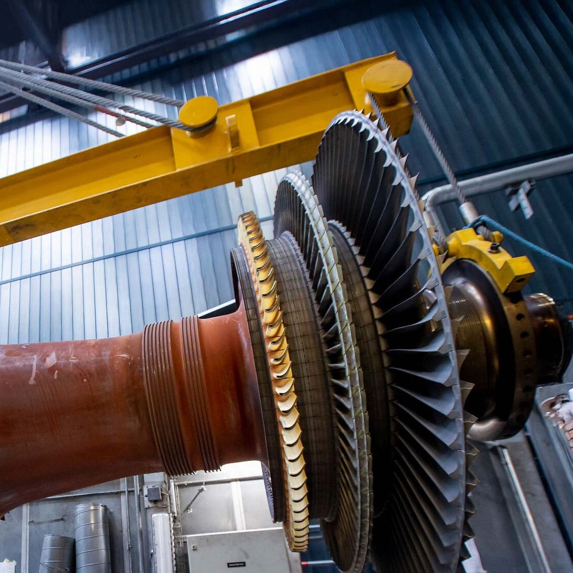 Ansicht einer Turbine in einer Maschinenhalle.
